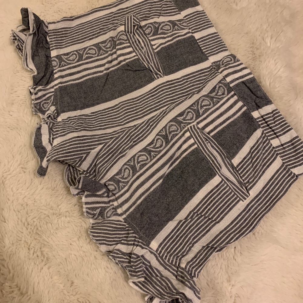 Medium Roxy Ruffle Shorts - Picture 3 of 5